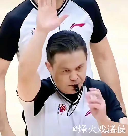 火记吐槽:这场比赛判罚简直太扯了,裁判们应感到羞愧 火记吐槽:这场比赛判罚简直太扯了,裁判们应感到羞愧